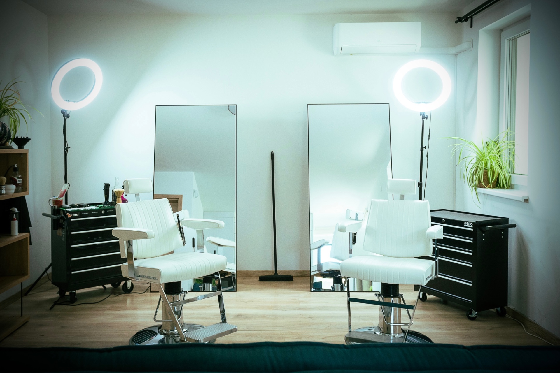 LORINCZ STUDIO – belső tér két barber székkel
